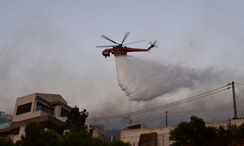 Αρτοποιός για πυρκαγιές: Η εικόνα στα πύρινα μέτωπα - Ποιο ανησυχεί την Πυροσβεστική (vids)