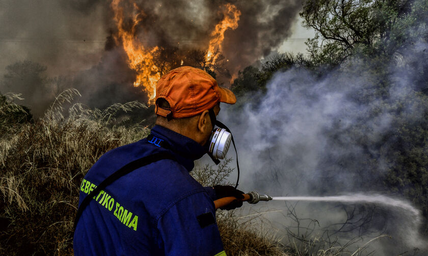 Πυρκαγιές: Μάχη πυροσβεστικών δυνάμεων για να μην φτάσουν οι φλόγες στα διυλιστήρια της Motor Oil