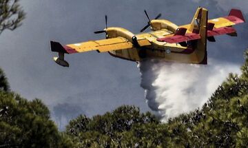 Πυρκαγιές: Αναζωπυρώσεις στο Λουτράκι, ενεργά μέτωπα σε Μάνδρα και Ρόδο