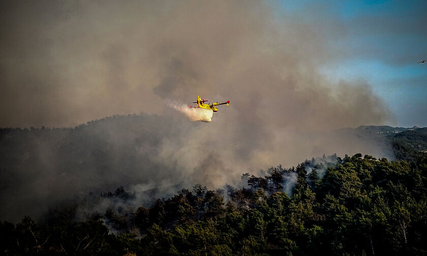 Αττική: Συνεχίζονται οι «μάχες» με τις αναζωπυρώσεις - Η εικόνα από τα πύρινα μέτωπα (vid)