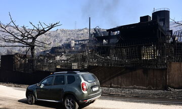 Φωτιά στο Λουτράκι: Περισσότερες από 40 κατοικίες έχουν καεί 