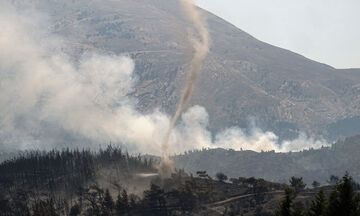 Φωτιά: Βελτιωμένη η κατάσταση σε Δυτική Αττική και Σπάρτη - Σηκώθηκαν εναέρια μέσα στη Ρόδο 