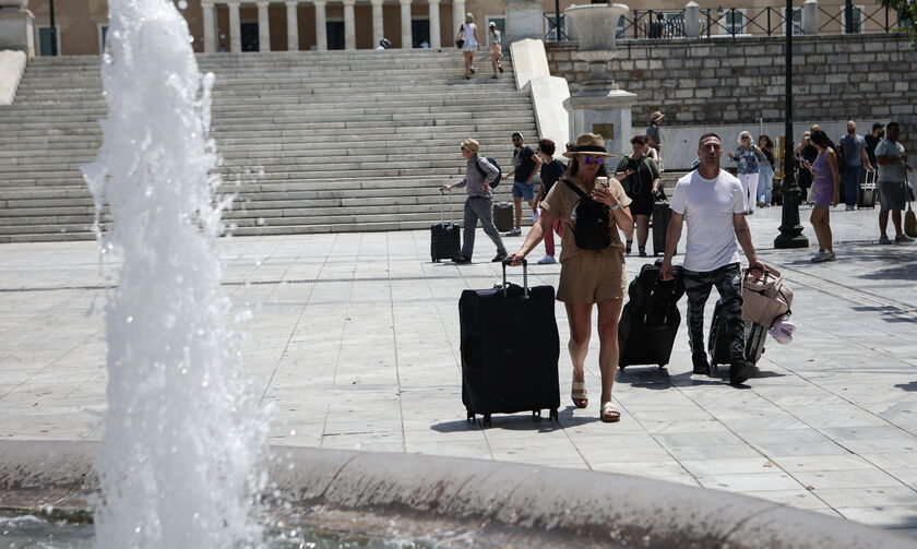 Καύσωνας: Σε συντριβάνια και χώρους πρασίνου αναζητούν λίγη δροσιά Αθηναίοι και τουρίστες