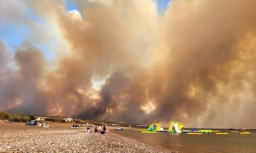 Ανεξέλεγκτη η φωτιά στη Ρόδο: Εκκενώθηκαν χωριά και ξενοδοχεία – Απεγκλωβισμοί δια θαλάσσης