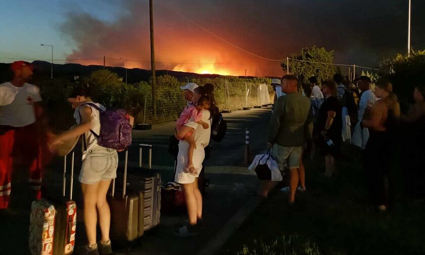 Ανεξέλεγκτη καίει για έκτη μέρα η φωτιά στη Ρόδο