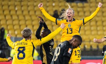 Πανηγύρισαν αγκαλιασμένες οι Σουηδές μετά την αγχωτική νίκη στην πρεμιέρα