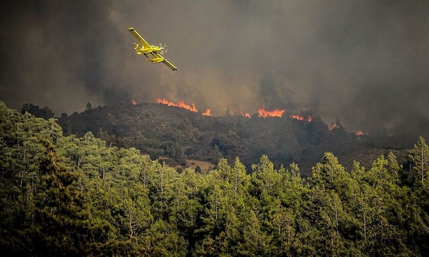 Φωτιά: Καίγονται σπίτια και αγνοείται πολίτης στην Κάρυστο - Εκκενώσεις οικισμών σε Ρόδο, Κέρκυρα