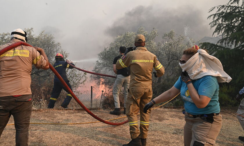 Ανεξέλεγκτη η φωτιά στη Νέα Αγχίαλο έφτασε στις αποθήκες πυρομαχικών της Πολεμικής Αεροπορίας...