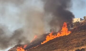 Πυρκαγιά στην Τζιά: Καίει ξερά χόρτα - Συναγερμός στην Πυροσβεστική (vid)