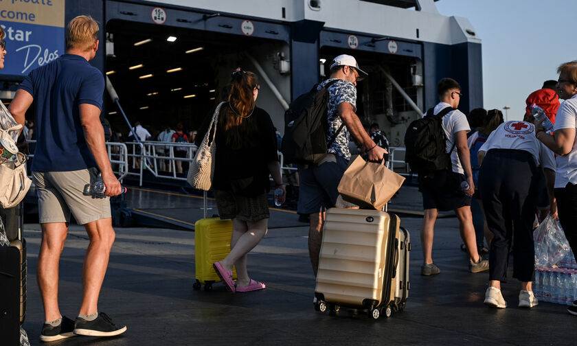 Πόσους τουρίστες αναμένει η Ελλάδα τον Αύγουστο - Ποιο νησί έχει μείωση 20%