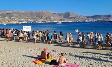 Πάρος: Οργή λαού για τις παράνομες ξαπλώστρες - «Ελεύθερες παραλίες για όλους»