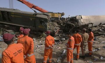 Πακιστάν: Τουλάχιστον 30 νεκροί και 80 τραυματίες από τον εκτροχιασμό τρένου