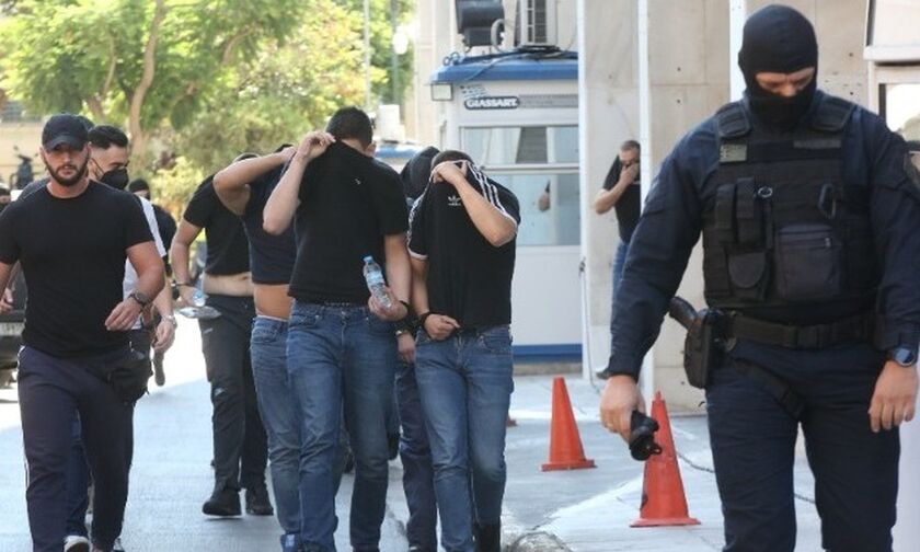 Στην Ευελπίδων οι πρώτοι 30 κατηγορούμενοι για την επίθεση έξω από το γήπεδο της ΑΕΚ