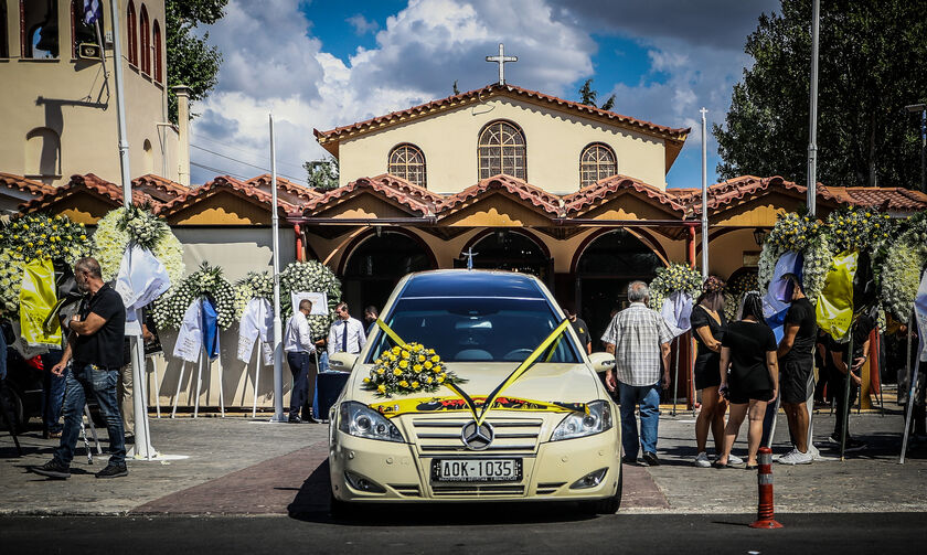 Ελευσίνα: Οργή, θρήνος και οδύνη στην κηδεία του 29χρονου Μιχάλη Κατσουρή