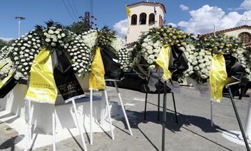 ΑΕΚ: Αλμέιδα, Αραούχο, Μάνταλος και μέλη της ΠΑΕ στην κηδεία του Μιχάλη Κατσουρή