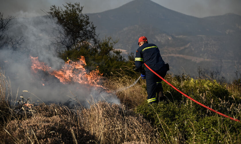 Σε ύφεση η φωτιά στην Κεφαλονιά - Τραυματίστηκε ο διοικητής της Πυροσβεστικής