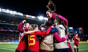 Οι αγκαλιές και ο χορός των Ισπανίδων μετά την ιστορική πρόκριση στον μεγάλο τελικό