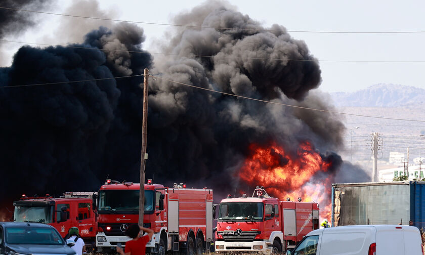 Φωτιά στον Ασπρόπυργο: Αναφορές για εκρήξεις