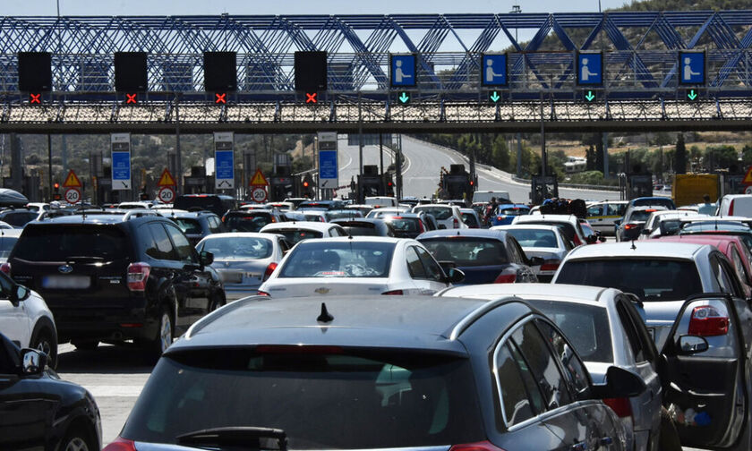 Φωτιά σε βυτιοφόρο: Σε εξέλιξη η μετάγγιση του φορτίου - Μεγάλη ταλαιπωρία για τους οδηγούς