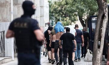 Δολοφονία Κατσουρή: Έρευνα της ΕΛ.ΑΣ. στο σπίτι του Έλληνα οπαδού που συνελήφθη
