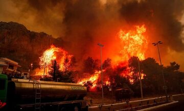 Φωτιά στην Πάρνηθα: Κλειστό το καζίνο και το τελεφερίκ