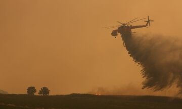 Μάχη με τις φλόγες σε Έβρο και Άνδρο, βελτιωμένη εικόνα σε Πάρνηθα και Βοιωτία