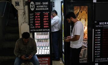 Οι Τούρκοι εγκαταλείπουν τη λίρα και στρέφονται μαζικά στο δολάριο