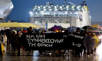 Blue Horizon: «Να μη συνηθίσουμε τη φρίκη»-Διαμαρτυρία υπό βροχή στο λιμάνι του Πειραιά (pics, vid)