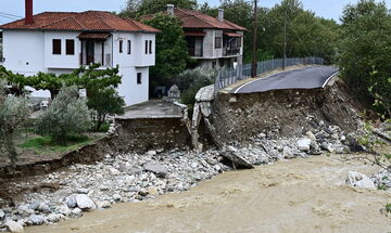 Καρδίτσα: Κάτοικοι ανέβηκαν στις στέγες των σπιτιών τους λόγω της πλημμύρας (vid)