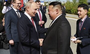 «Χαίρομαι που σας βλέπω»: Η χειραψία 40 δευτερολέπτων Πούτιν - Κιμ Γιονγκ Ουν