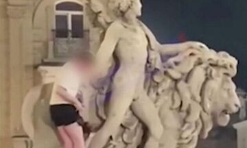Τουρίστας σκαρφάλωσε και έσπασε το ιστορικό άγαλμα των Βρυξελλών (vid)