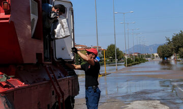 Η ΕΠΟ έστειλε δύο φορτηγά με εμφιαλωμένα νερά στη Λάρισα για τους πλημμυροπαθείς
