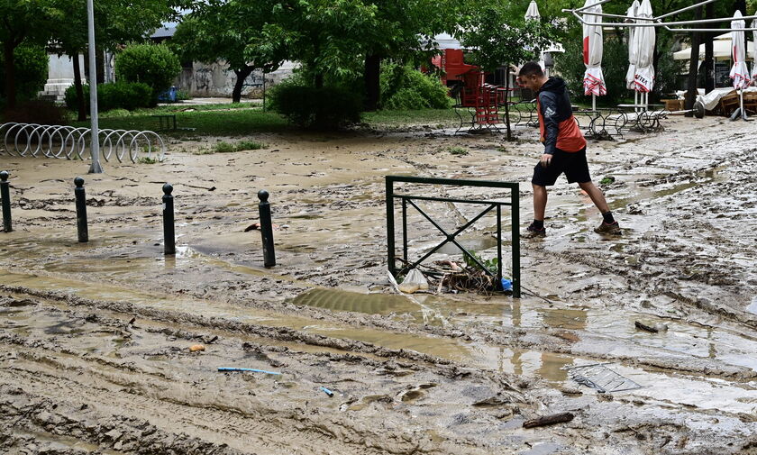 Υποχωρούν τα νερά στην Κάρλα - Παραμένει χωρίς πόσιμο νερό ο Βόλος 