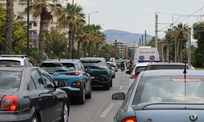 Ιταλία: Πρόστιμα έως και 2.500 ευρώ σε οδηγούς που μιλούν στο κινητό