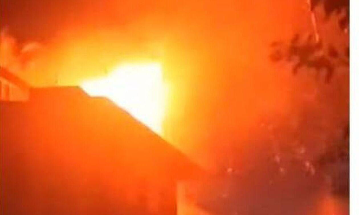 Κιάτο: Κεραυνός προκάλεσε φωτιά δίπλα σε σπίτια
