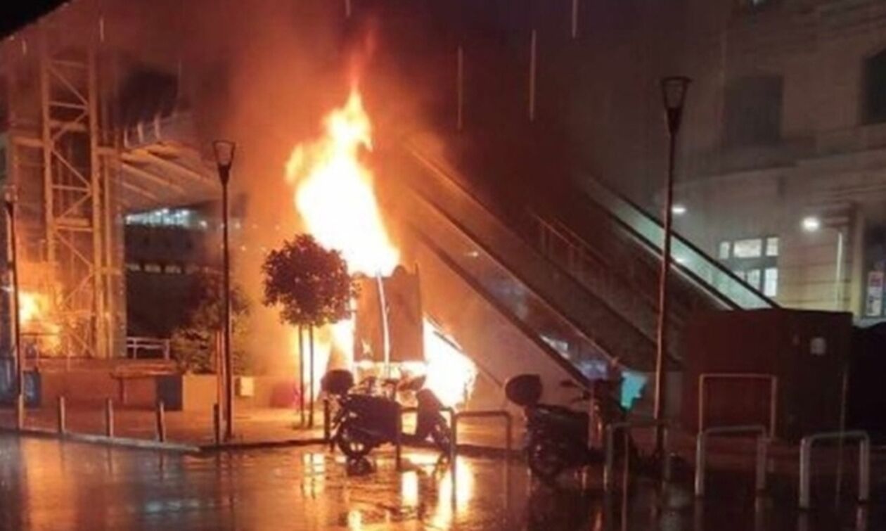 Φωτιά στις κυλιόμενες σκάλες στο μετρό του Πειραιά - Παρέμβαση της Πυροσβεστικής