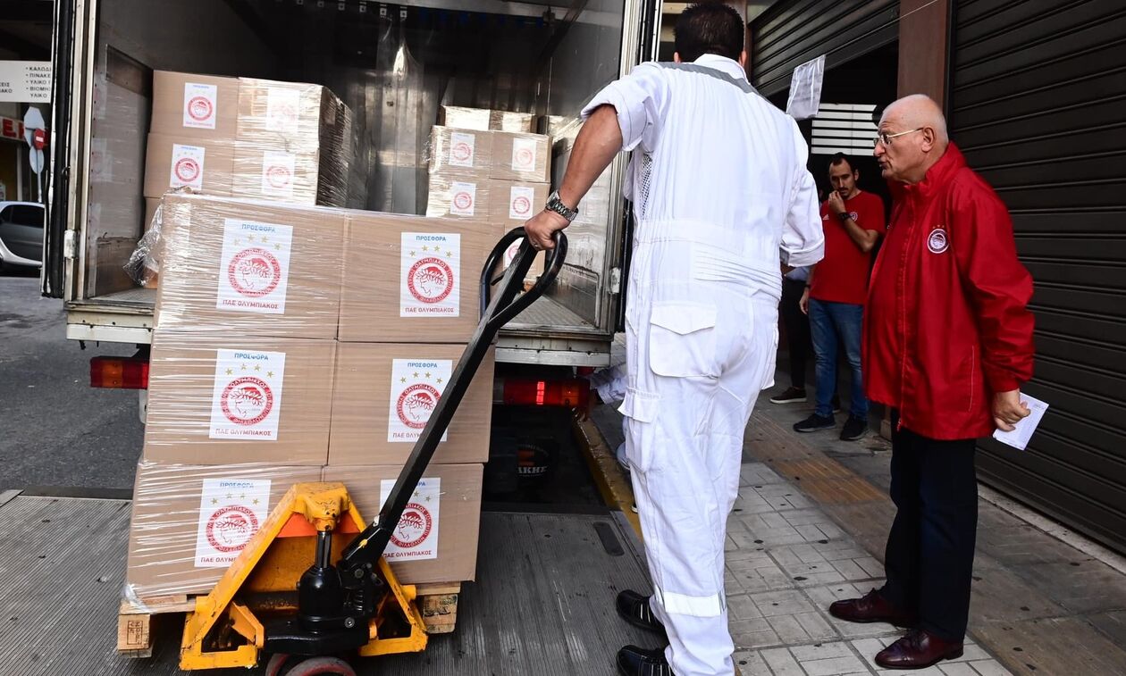Ολυμπιακός: Παρέδωσε στον Δήμο Πειραιά 130 φορτία τροφίμων