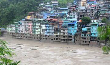 Ινδία: Τουλάχιστον 10 νεκροί από τις καταστροφικές πλημμύρες