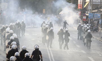 Nέα Φιλαδέλφεια: Ελαφρά τραυματίας αστυνομικός κατά την ένταση πριν τον αγώνα ΑΕΚ - Άγιαξ...