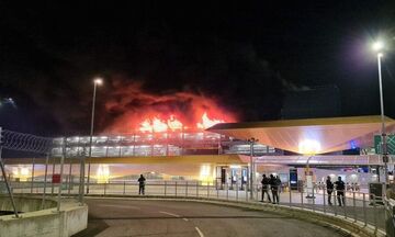 Λονδίνο: Χάος στο αεροδρόμιο Λούτον λόγω μεγάλης πυρκαγιάς - Αναστέλλονται όλες οι πτήσεις