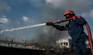 Μεγάλη φωτιά στην Εύβοια - Καίγεται εργοστάσιο με λάστιχα