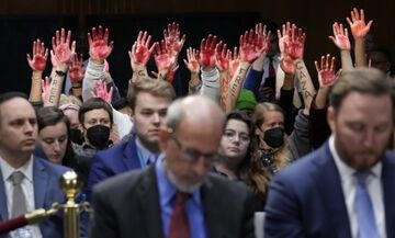 Διαδηλωτές με «αιματοβαμμένα» χέρια διέκοψαν την ακρόαση Μπλίνκεν και Όστιν στo Koγκρέσο