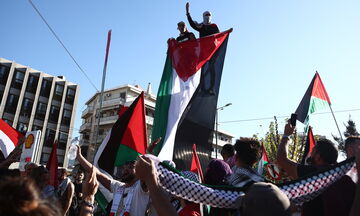 Προσήχθη 22χρονος Παλαιστίνιος που ύψωσε την παλαιστινιακή σημαία στο Σύνταγμα