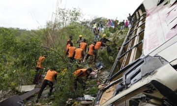 Ινδία: Λεωφορείο έπεσε σε χαράδρα – Τουλάχιστον 36 νεκροί