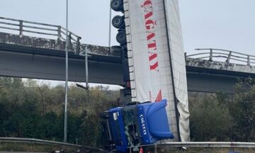 Τρομακτικό τροχαίο στη Θεσσαλονίκη: Φορτηγό έπεσε από γέφυρα