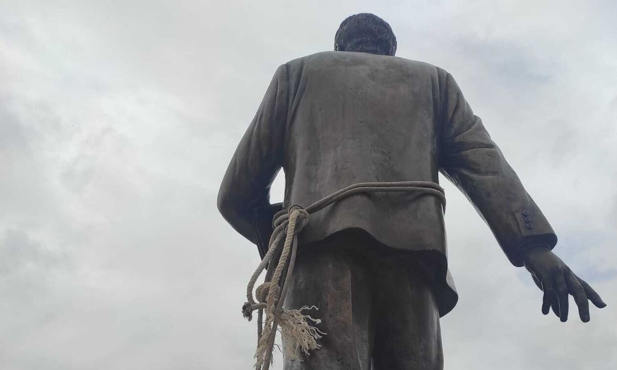 Θεσσαλονίκη: Άγνωστοι επιχείρησαν να κλέψουν το άγαλμα του Νίκου Καπετανίδη 