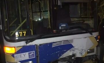 Πειραιάς: Λεωφορείο συγκρούστηκε με αυτοκίνητο-– Γυναίκα απεγκλωβίστηκε χωρίς τις αισθήσεις της