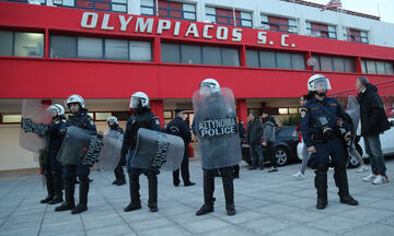 ΕΛ.ΑΣ.: «Χούλιγκαν κινήθηκαν κατά αστυνομικών, με ευθεία βολή ναυτικών φωτοβολίδων»