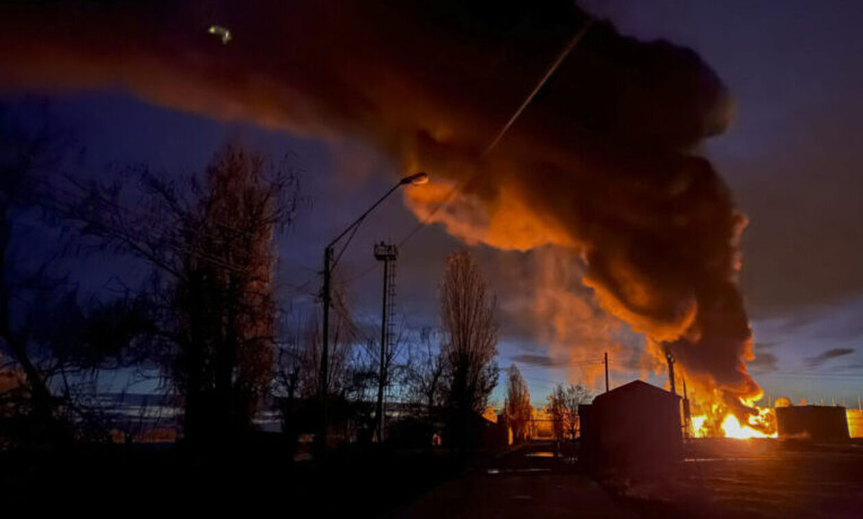 Ουκρανία: Ρωσική αεροπορική επιδρομή στο Κίεβο - Συντρίμμια κατέπεσαν σε πολυκατοικία