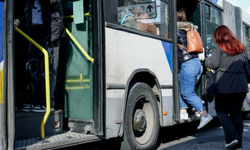 Αθήνα: Επιβάτιδα λεωφορείου πηδάει από το παράθυρο για να αποφύγει τον έλεγχο